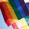 le drapeau arc-en-ciel, symbole international des droits des gays, lesbiennes, bisexuels et transgenres.