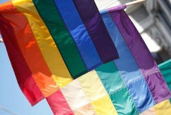 le drapeau arc-en-ciel, symbole international des droits des gays, lesbiennes, bisexuels et transgenres.