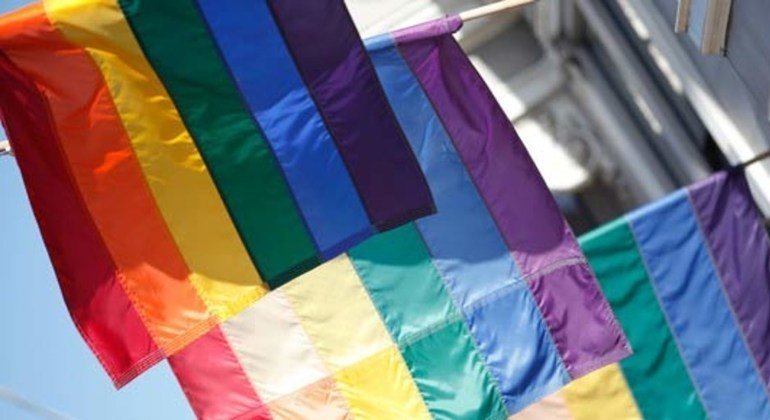 Bandeiras arco-íris representam a comunidade LGBTI.