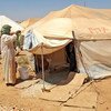 Une réfugiée syrienne  suspend son linge devant sa tente dans le camp de Za'atari en Jordanie