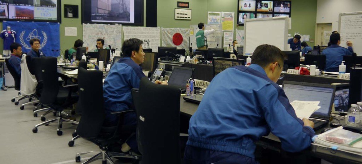 Des travailleurs surveillent la centrale nucléaire de Fukushima Daiichi depuis le centre d'intervention d'urgence.