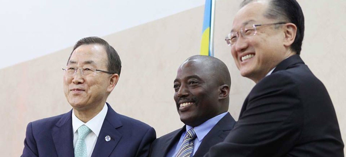 Secretary-General Ban Ki-moon (left) and World Bank President Jim Yong Kim (right) are greeted on arrival in Kinshasa by President Joseph Kabila of the Democratic Republic of the Congo.