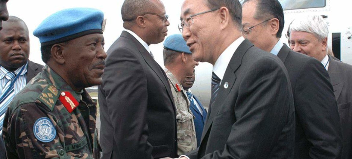 Secretary-General Ban Ki-moon (right) is greeted on arrival in Goma by the Commander of the UN intervention brigade in the Democratic Republic of the Congo (DRC) General James Mwakibolwa.