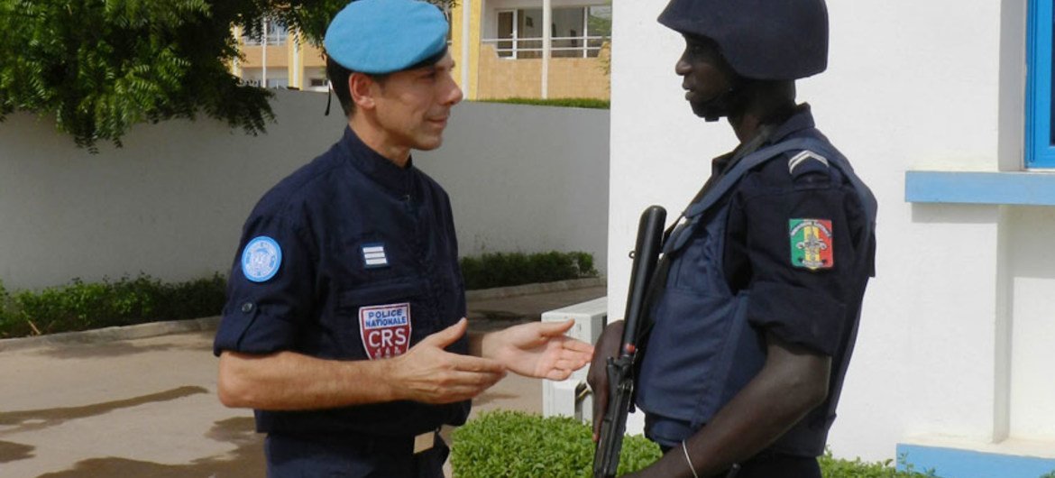 Paolo Bonnano est un membre de la force de police de l'ONU déployée au Mali. M. Bonnano organise notamment  des formations sur le maintien de la sécurité et le respect des droits de l'homme à la police locale. Photo ONU