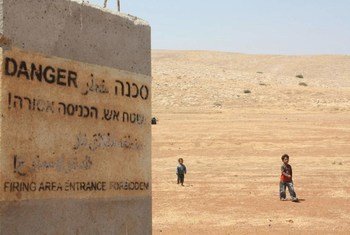 أطفال يمشون في منطقة قربية من قرية الحديدية في الضفة الغربية، وأصبحت القرية منطقة عسكرية مغلقة من قبل الجيش الإسرائيلي. صورة: إيرين / فيبي غرينوود.