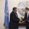 Ban Ki-moon (à droite) reçoit le rapport duPanel de haut niveau pour le programme de développement après 2015. Photo ONU/Mark Garten