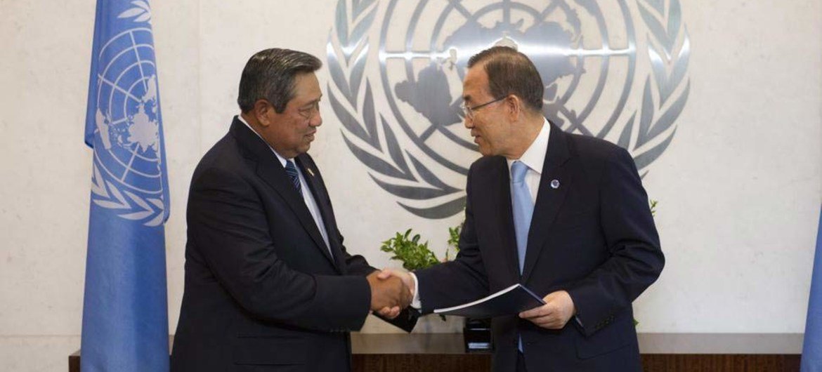 Ban Ki-moon (à droite) reçoit le rapport duPanel de haut niveau pour le programme de développement après 2015. Photo ONU/Mark Garten