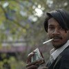 Un fumeur au Pakistan.