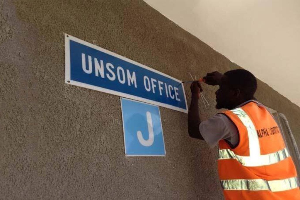 一名工人在摩加迪沙为新的联合国索马里援助团总部竖立标志。