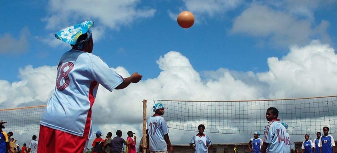 巴布亚新几内亚通过体育运动促进难民融入当地社区。