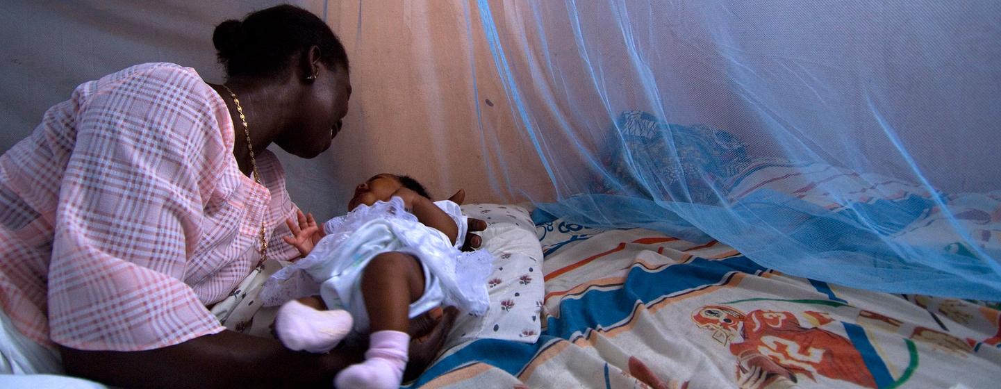 Au Ghana, un bébé protégé du paludisme par une moustiquaire imprégnée d'insecticide.