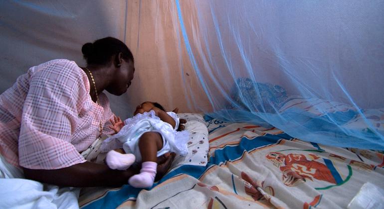Младенец под защитной противомалярийной сеткой в Гане. 