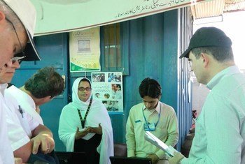 OCHA Operations Director John Ging (right) visits a grievance desk in the Jalozai camp for displaced families on his visit to Pakistan from 28 to 31 May 2013.