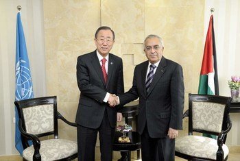 Le Secrétaire général, Ban Ki-moon, et le Premier Ministre sortant de la Palestine, Salam Fayyad, dont le successeur est Rami Hamdallah. Photo ONU/Evan Schneider