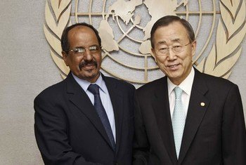 Le Secrétaire général de l’ONU, Ban Ki- moon (droite) avec feu le Secrétaire général du Front Polisario, Mohamed Abdelaziz. Photo : ONU/Eskinder Debebe