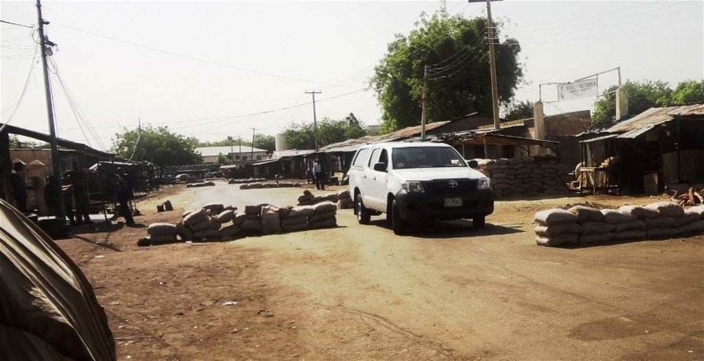 Une voiture traverse un barrage militaire à Maiduguri au Nigéria (archive)