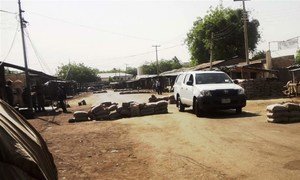 Une voiture traverse un barrage militaire à Maiduguri au Nigéria (archive)