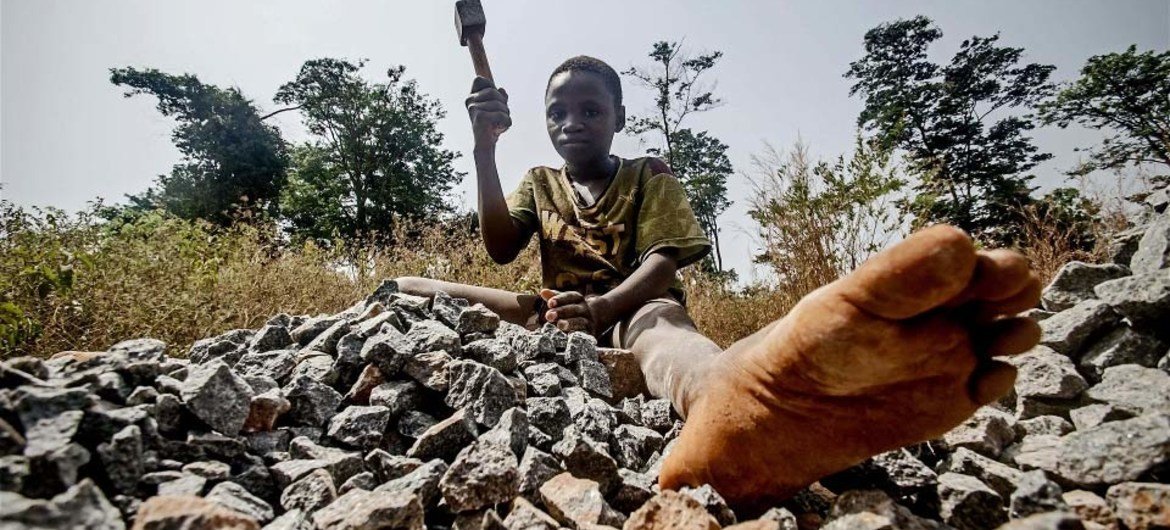 Un garçon travaille dans une carrière à Freetown au Sierra Léone.
