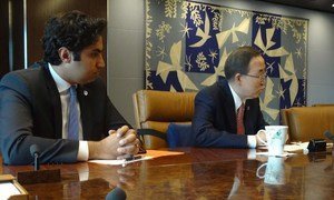 Secretary-General Ban Ki-moon (right) and his Envoy on Youth, Ahmad Alhendawi, at online discussion with youth on climate change.