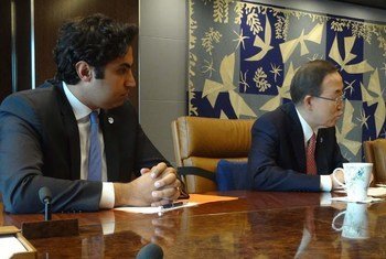 Secretary-General Ban Ki-moon (right) and his Envoy on Youth, Ahmad Alhendawi, at online discussion with youth on climate change.