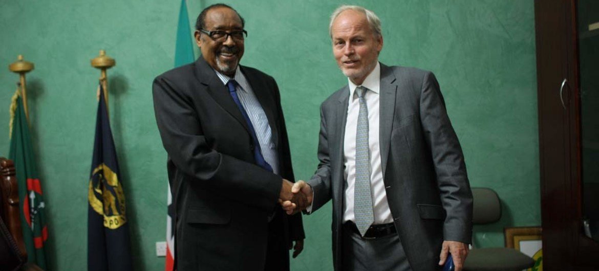 On his first visit to Somaliland as head of UNSOM, Special Representative Nicholas Kay meets with President Ahmed Mohamed Mohamoud Silanyo at his office in Hargeisa.