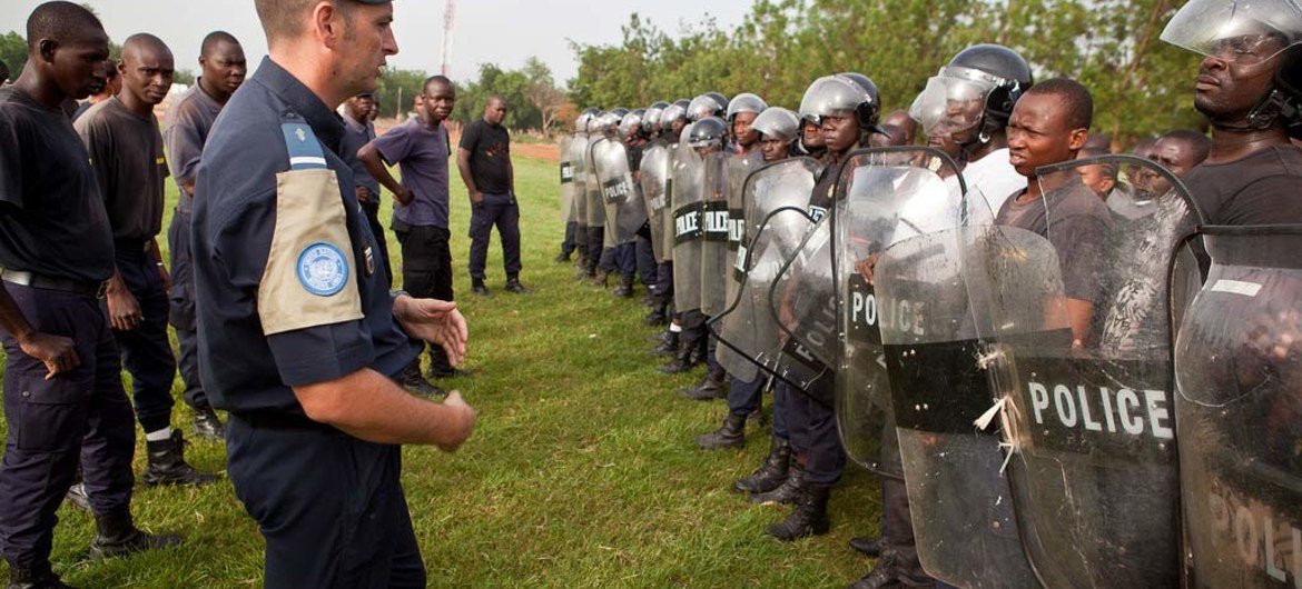 Un membre de la police de l'ONU de la MINUSMA offre un formation à des collègues maliens.