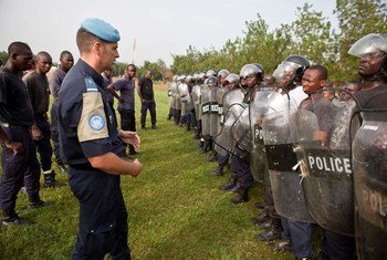 Un membre de la police de l'ONU de la MINUSMA offre un formation à des collègues maliens.