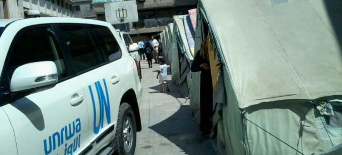 Un véhicule de l'UNRWA dans un camp de réfugiés palestiniens en Syrie.