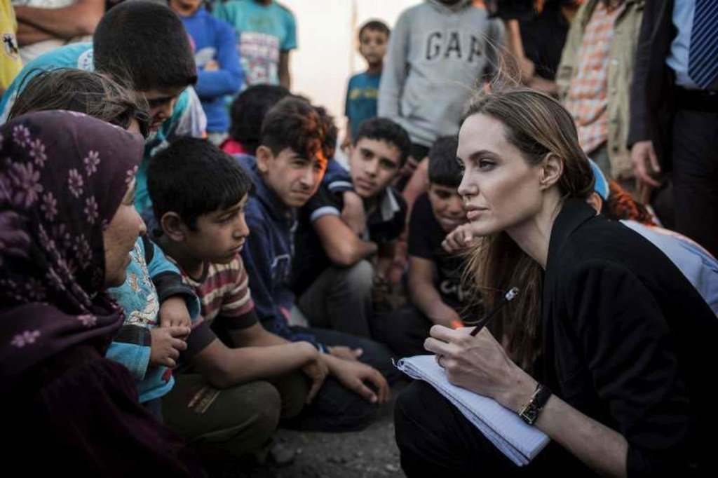 难民高专特使、美国影星安吉丽娜探视叙利亚难民。