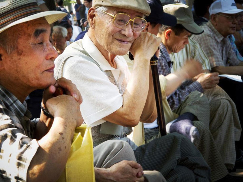 Des personnes âgées dans le Parc de Jongmyo, à Séoul, en République de Corée.