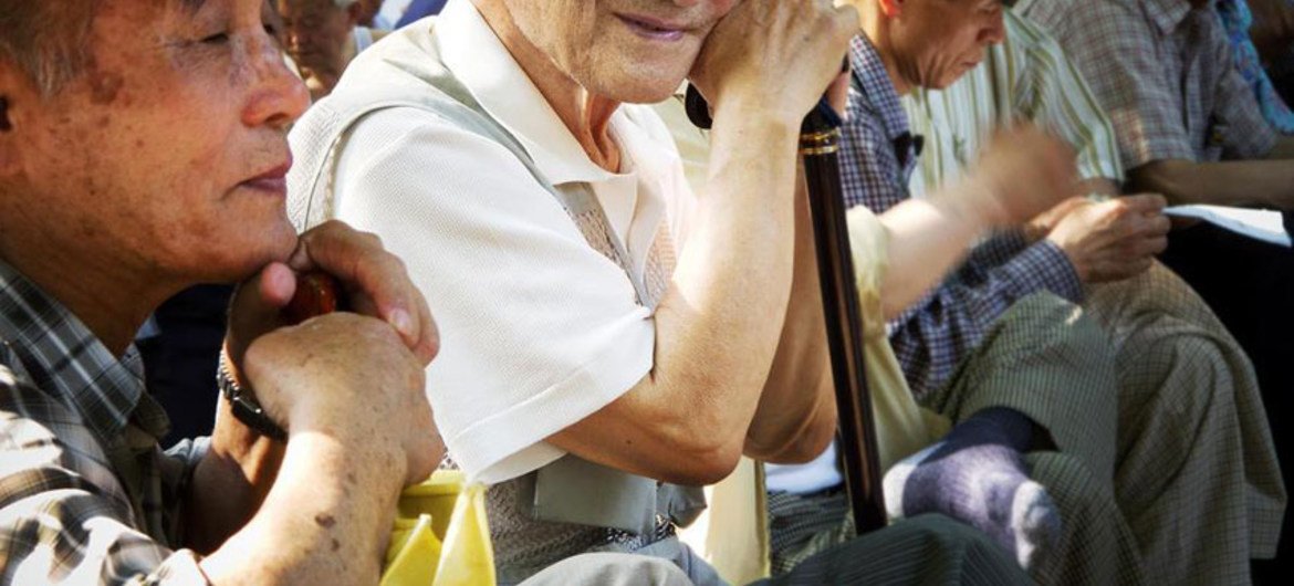 كبار السن في جونغميو بارك، في وسط مدينة سيول، كوريا الجنوبية. المصدر: الأمم المتحدة / كيباي بارك