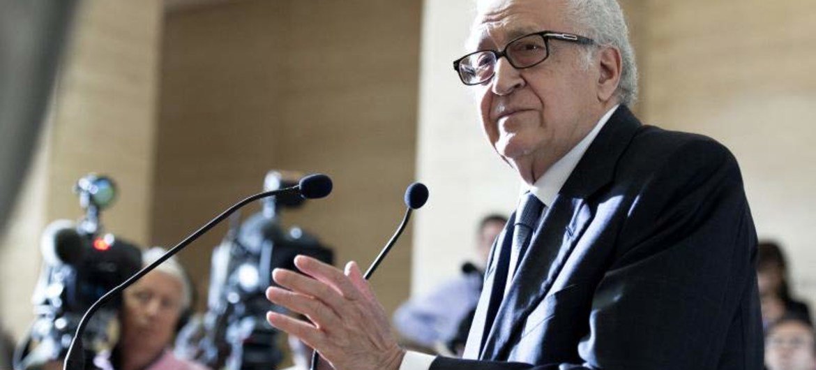 Lakhdar Brahimi, le Représentant spécial conjoint, s'adresse aux journalistes après les discussions entre les responsables américain et russe, à Genève, le 25 juin 2013.