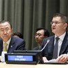 Le Secrétaire général des Nations Unies, Ban Ki-moon (à gauche), et le Président de l'Assemblée générale, Vuk Jeremic, lors de la table ronde sur l'entrepreneuriat au service du développement. Photo ONU/Rick Bajornas
