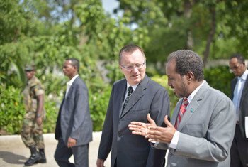 Le Secrétaire général adjoint aux affaires politiques, Jeffrey Feltman et le Président de la Somalie, à Mogadiscio. AU-UN IST PHOTO/Tobin Jones