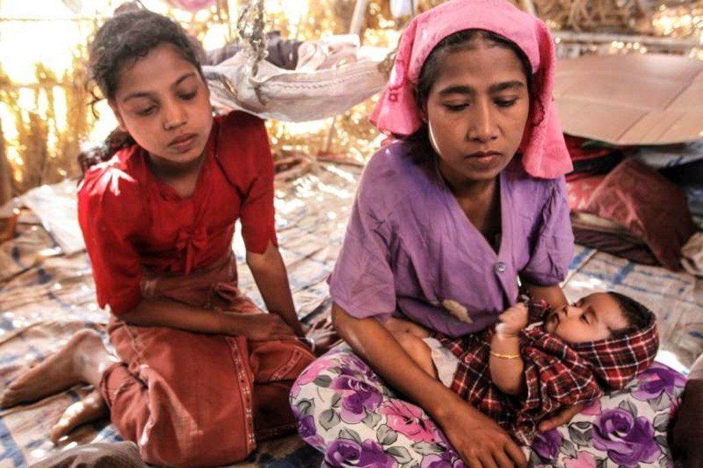 Une mère déplacée et ses deux enfants dans l'État de Rakhine. Ils sont originaires de la région de Pauktaw (Archives)