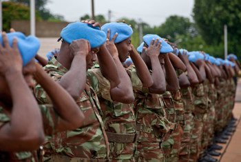 Les soldats de la MINUSMA reçoivent leurs bérets bleus de l'ONU.
