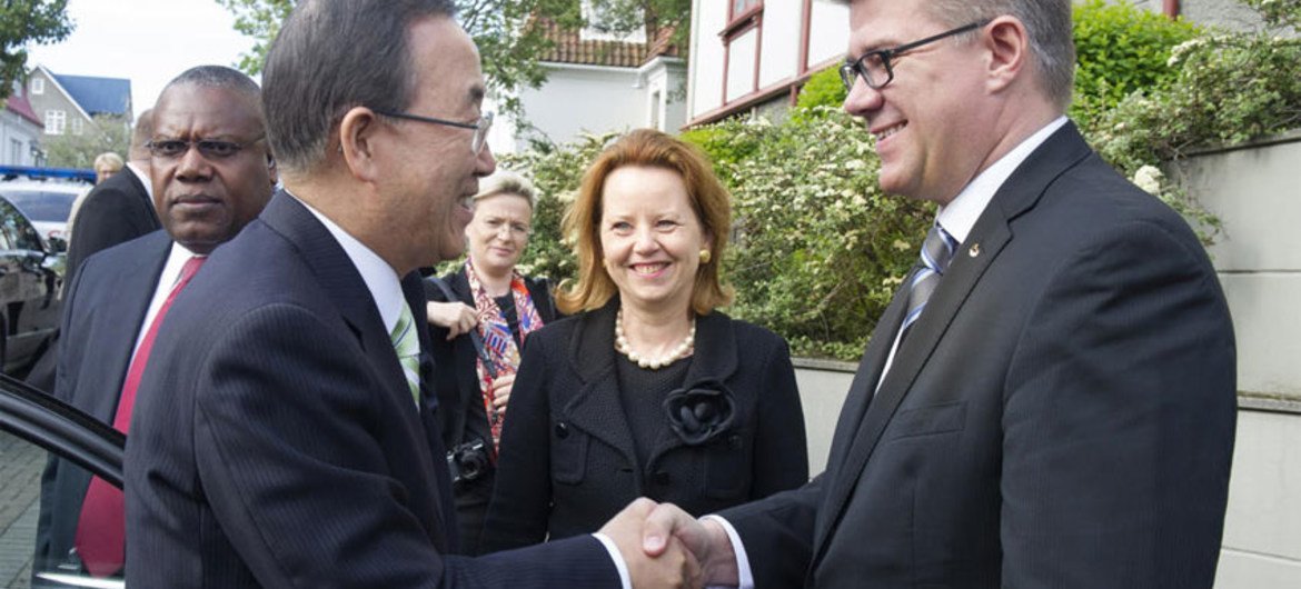 Secretary-General Ban Ki-moon is greeted by Foreign Minister Gunnar Bragi Sveinsson of Iceland.