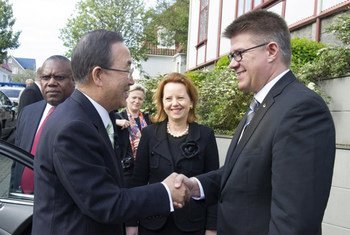 Le Secrétaire général des Nations Unies, Ban Ki-moon (à gauche) avec le Ministre des affaires étrangères de l'Islande, Gunnar Bragi.