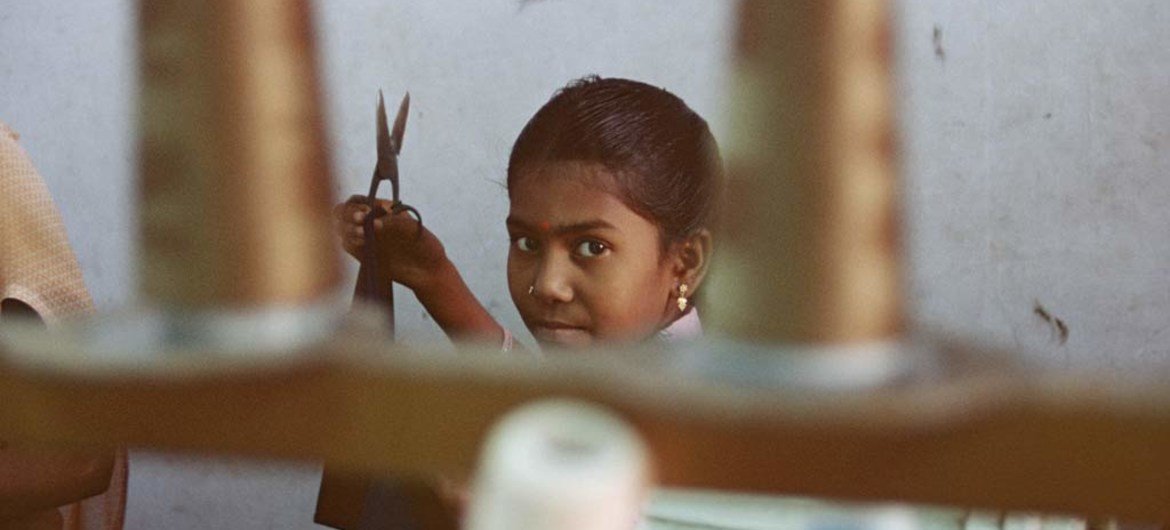 Женщины и девочки в швейной промышленности принуждаются к сверхурочным работам. Они получают низкую заработную плату. Фото  МОТ