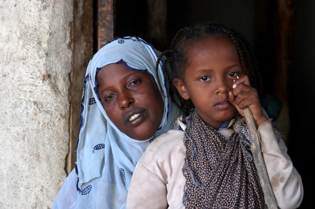 Six-year-old Asmah Mohamad, who was forced to undergo the painful FGM/C procedure, is is comforted by her mother Bedria. © UNICEF/NYHQ2005-2229/Getachew