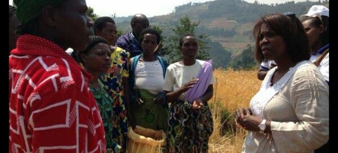 WFP Executive Director Ertharin Cousin (right) meets with a group of women farmers during her visit to Rwanda.