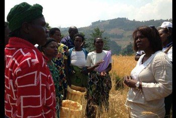 La Directrice exécutive du PAM, Ertharin Cousin, (à droite), avec des femmes exploitantes agricoles lors de sa première visite au Rwanda. PAM/Challiss McDonough