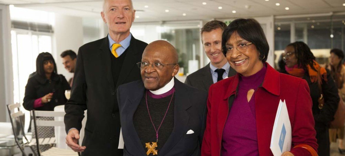 Desmond Tutu (au milieu) et Navi Pillay pour le lancement de la campagne "Libres et égaux" en Afrique du Sud.