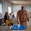 Un électeur vote lors du premier tour des élections présidentielles à l’Ecole de la République à Bamako, le 28 juillet 2013. Photo MINUSMA/Marco Dormino