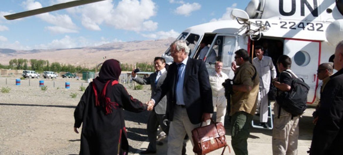 Le Représentant spécial adjoint du Secrétaire général en Afghanistan, Nicholas Haysom, en mission de terrain.