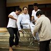 Un hombre con discapacidad recibe ayuda durante un simulacro de evacuación en Dong Phuoc, Vietnam.