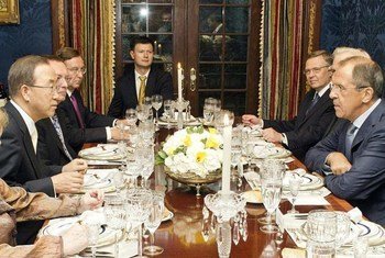 Le Secrétaire général Ban Ki-moon (à gauche), lors d'un déîner de travail avec  le Ministre des affaires étrangères russe, Sergueï Lavrov (à droite).