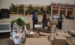 Du matériel pour le second tour de l'élection présidentielle arrive à l'aéroport de Tombouctou, dans le nord du Mali.