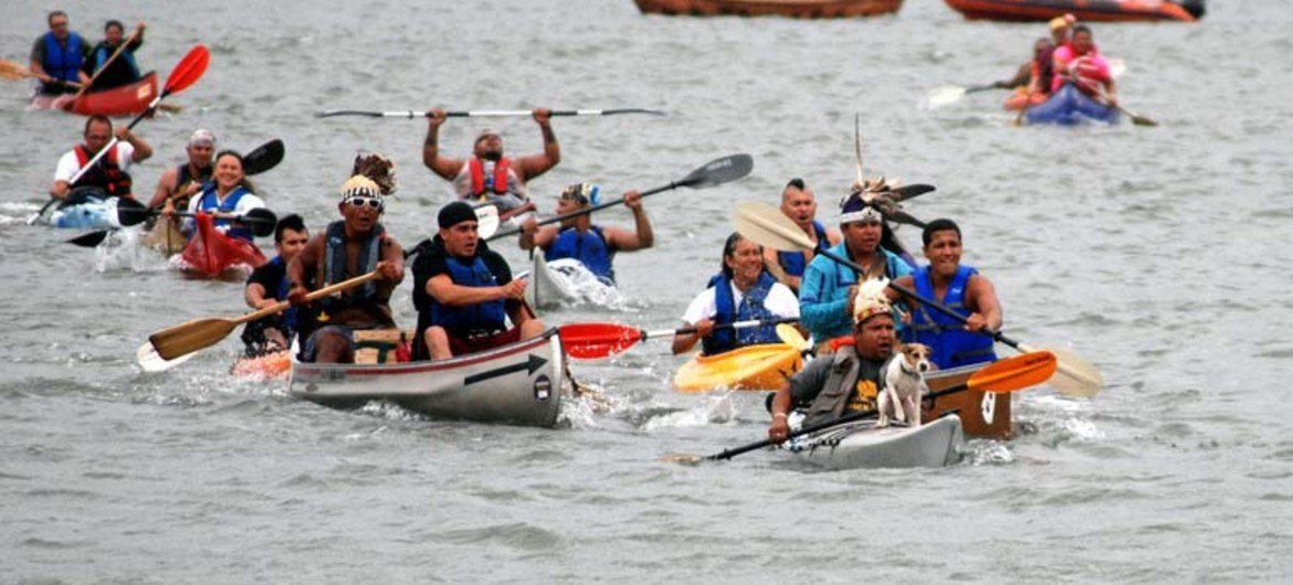 Hundreds of indigenous and non-indigenous rowers arrive by canoe in Manhattan en route to UN Headquarters in New York City to mark International Day of the World’s Indigenous Peoples.