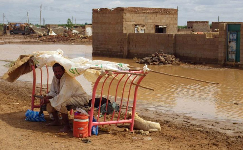 Un Soudanais dans une rue inondée du quartier de Sharg-al-Nil, à Khartoum. (Archives)